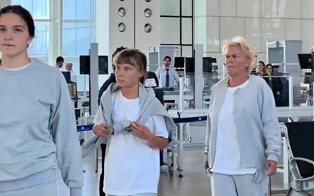 “环保少女”提供人道主义援助却遭以色列驱逐,特朗普:她是个麻烦精 特朗普再批其为麻烦制造者