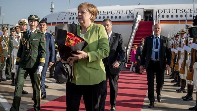 德国对华态度天翻地覆，二十年间，德总理访华姿态180度转变