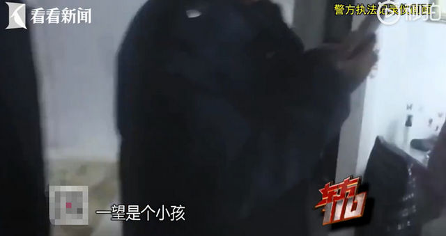 目瞪口呆！女子趁午休回家生娃后放在邻居家门口继续上班
