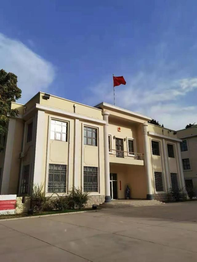 图为五星红旗在我驻阿富汗使馆主楼上空高高飘扬