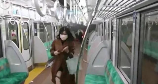 男子东京地铁纵火砍人后淡定抽烟 现场视频被公开