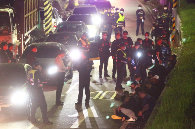台北凌晨近40人械斗互砍 3人被砍倒 现场血迹斑斑