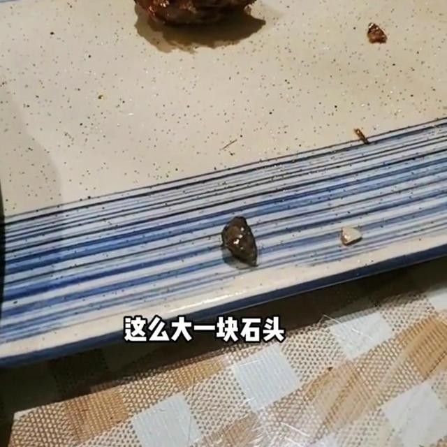 男子称餐厅吃饭被石子硌掉牙无人管 商家不肯赔偿