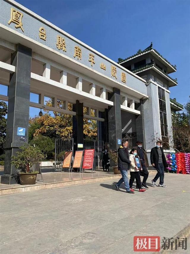 救人牺牲消防员父母两遭丧子之痛 母亲守在墓前不愿离去