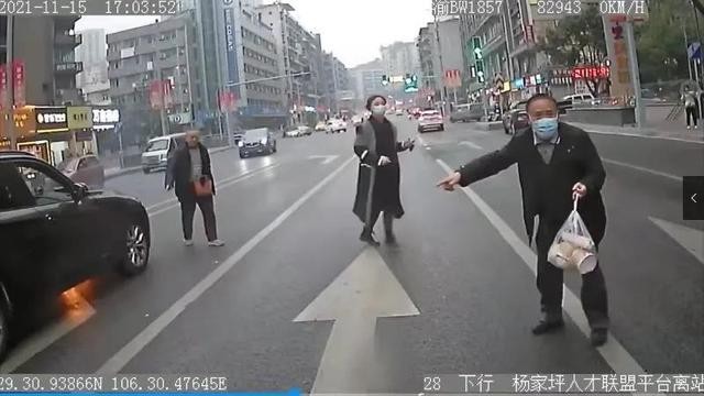 两名老人冲上马路逼停公交原因暖心