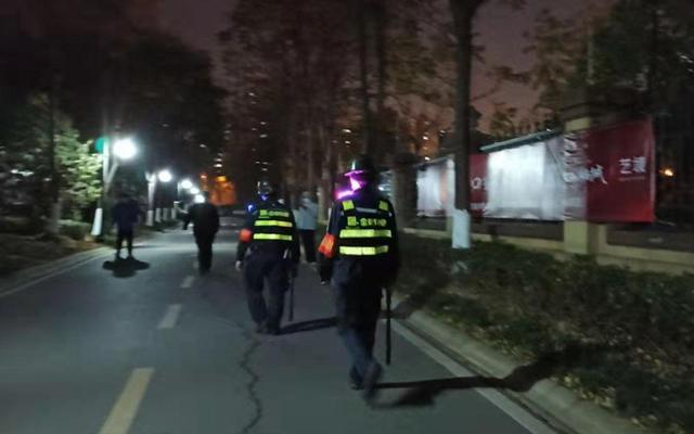 女子业主群留遗言 跳楼抗议"遛狗不牵绳" 物业愿赔偿