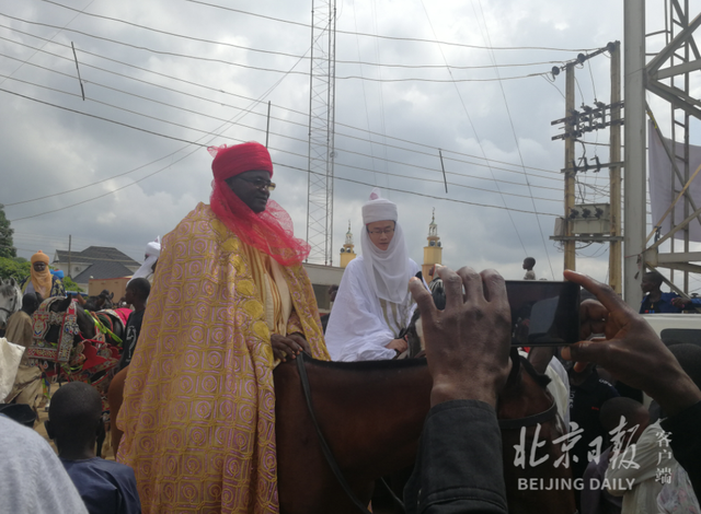 当上非洲酋长的中国小伙已回国 曾和近百名酋长骑马巡视领地