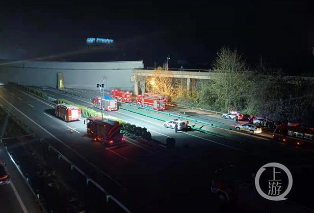 湖北匝道桥梁侧翻致4死8伤！198吨大货车老板回应超载问题