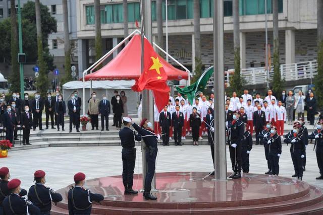 澳门回归22周年 内地奥运健儿访澳代表团参加升旗仪式