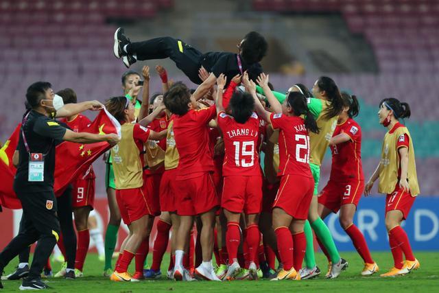 黄健翔徐阳落泪：女足的表现才是中国足球该有的模样 为男足丢人！