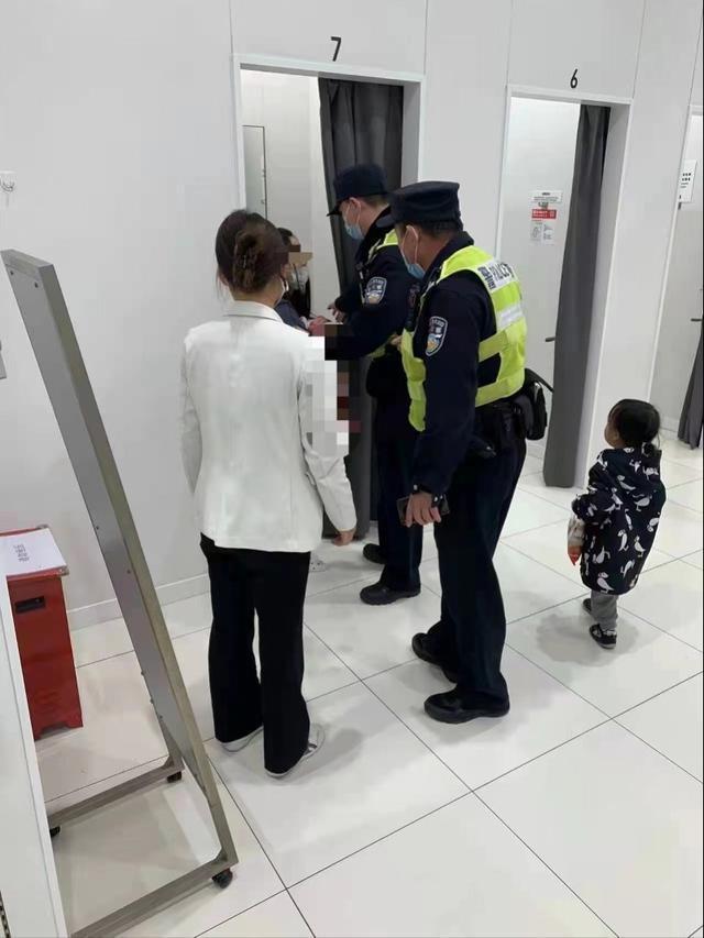 传上海一女子在优衣库产子 警方回应：消息不实