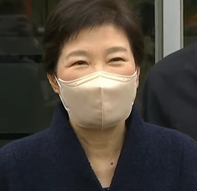 朴槿惠出院:获特赦后首次露面 短发素颜 状态不错