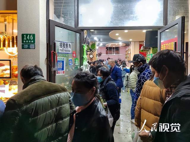 晚报|上海浦东新区封控管理 乌军被曝射击战俘膝盖