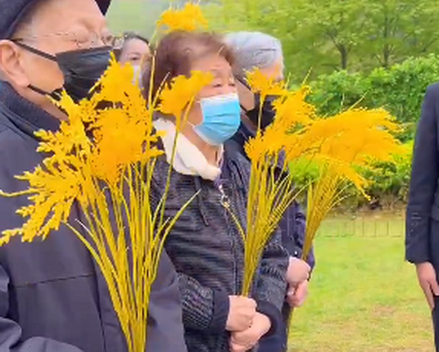 袁隆平院士雕像落成揭幕 袁隆平夫人口罩上的话让人泪目