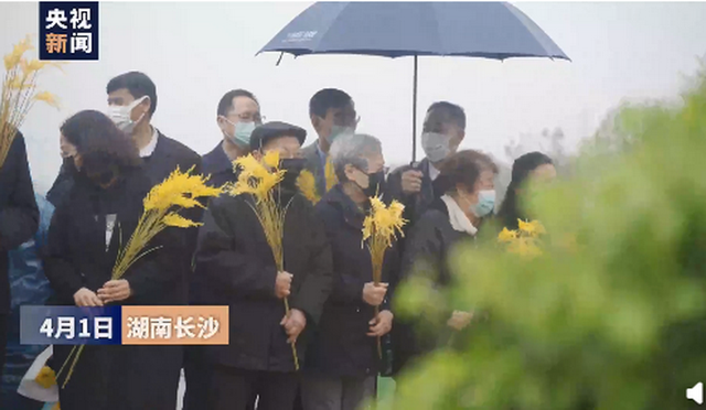袁隆平夫人口罩上的话让人泪目：人就像一粒种子，要做一粒好种子