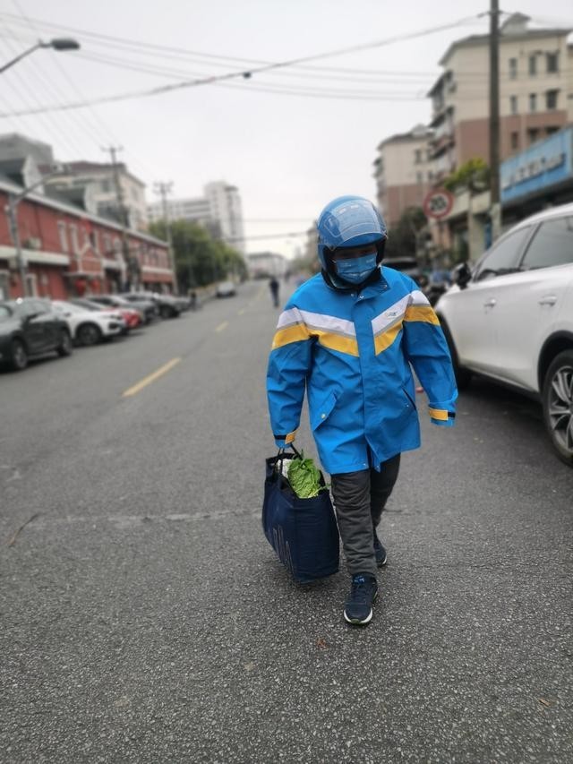 上海配送骑手日收入过万 7成为打赏