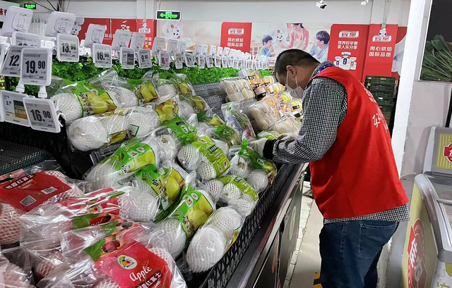 北京昨晚超市空置的货架又被填满了