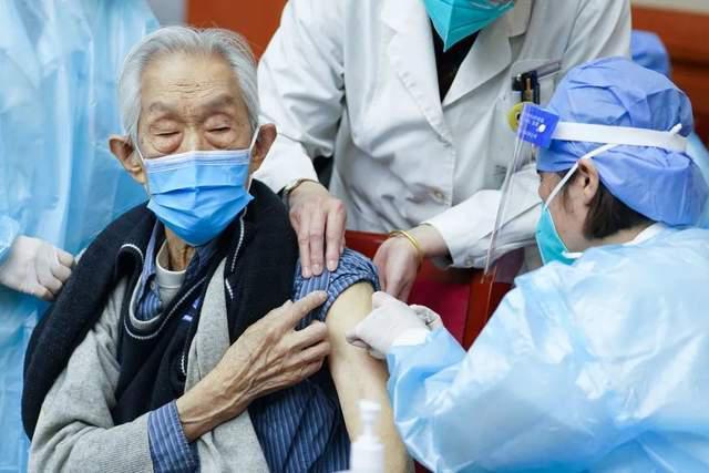 北京紧急“加更”发布会，电讯评论：疫情处置就得“以快制快”