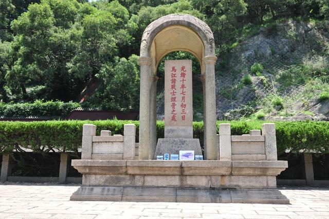 英国北洋水师水兵墓地前满是中国军舰照片