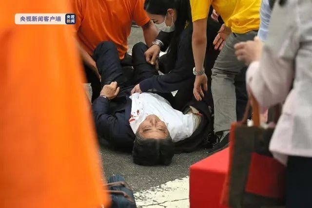安倍中枪瞬间视频 枪响后应声倒地，胸部有血