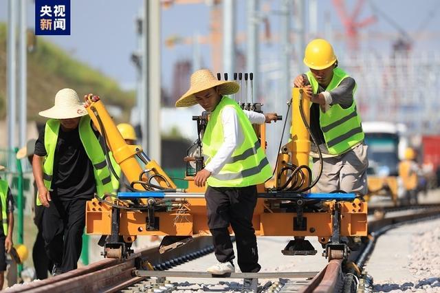中国首条跨海高铁福厦高铁铺轨贯通 入列八纵八横