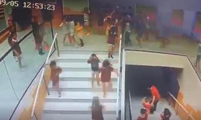 监拍“川藏第一桥”地震瞬间：汽车在晃动中驶过