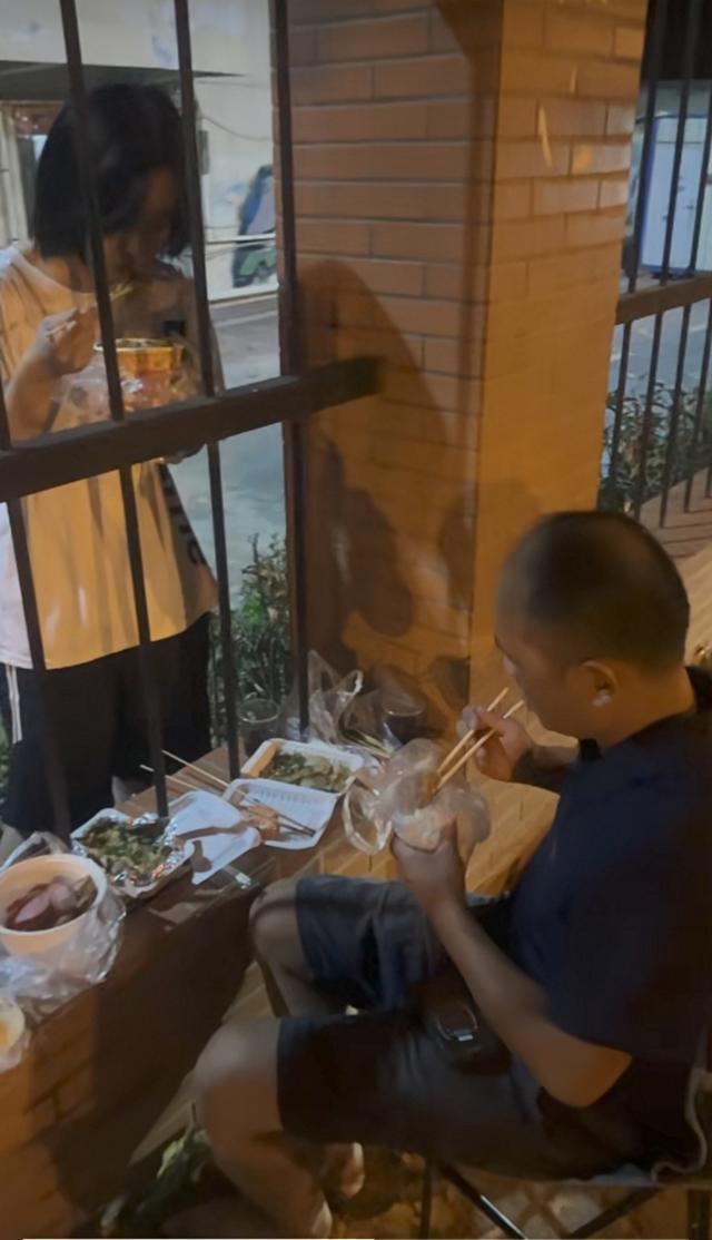 爸爸想女儿来学校找女儿 父女俩隔着围栏吃宵夜