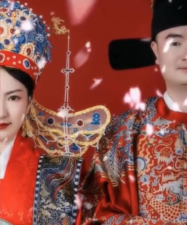 情侣恋爱长跑14年修成正果，婆婆自学用1年为儿媳做凤冠
