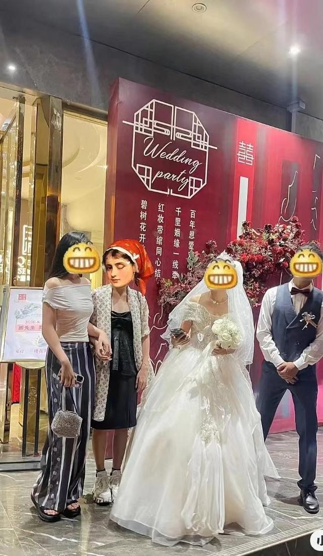 女子旅游不知道吃什么 遇婚宴随礼200元吃席