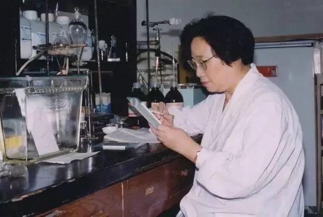 屠呦呦为测青蒿素安全性曾以身试药 祖国需要我，我义无反顾