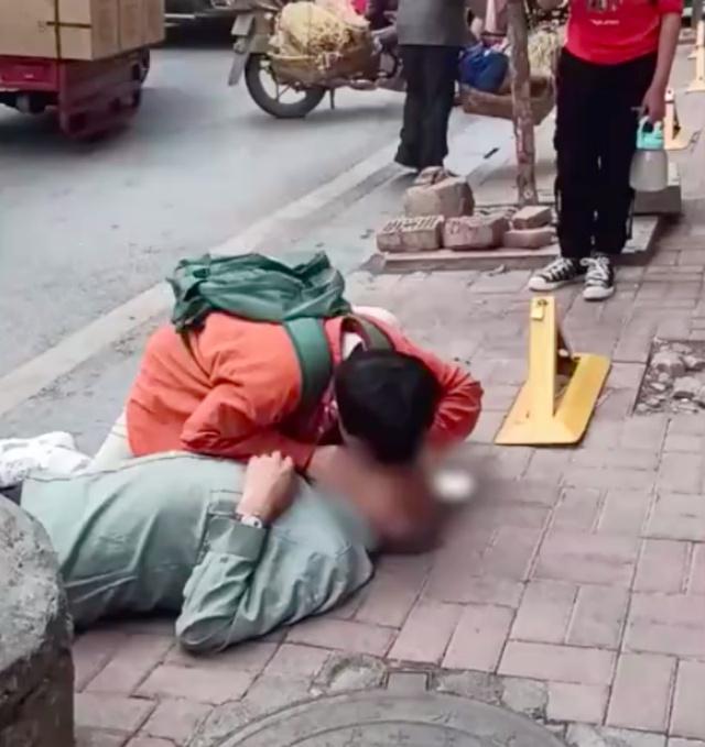 71岁老人摔倒高三学生跪地人工呼吸 一直没有放弃