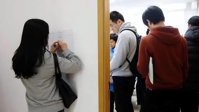 女子投简历后发现HR是室友，惊喜还是尴尬！