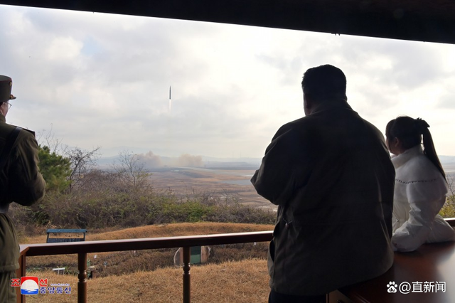 金正恩携女儿首次公开亮相 亲临试射场所并指导试射新型洲际弹道导弹