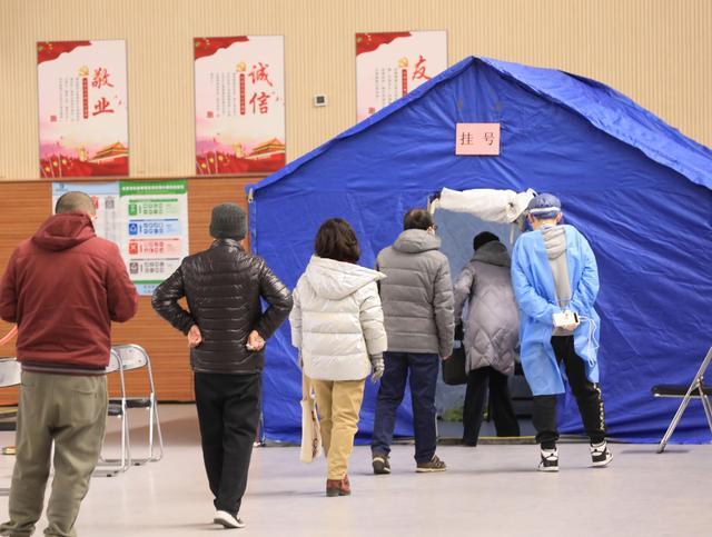 记者实地探访体育馆改发热门诊 提供简易的发热药品的处方和服务
