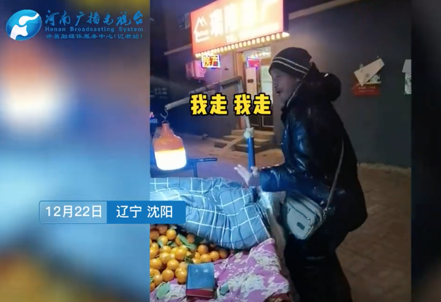男子卖橘子以为城管来了，下意识反应令人心疼，小伙见状买了100元橘子