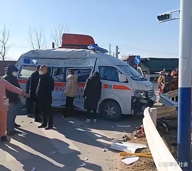 江苏徐州一救护车和大货车相撞，目击者：车身受损严重，现场惨烈
