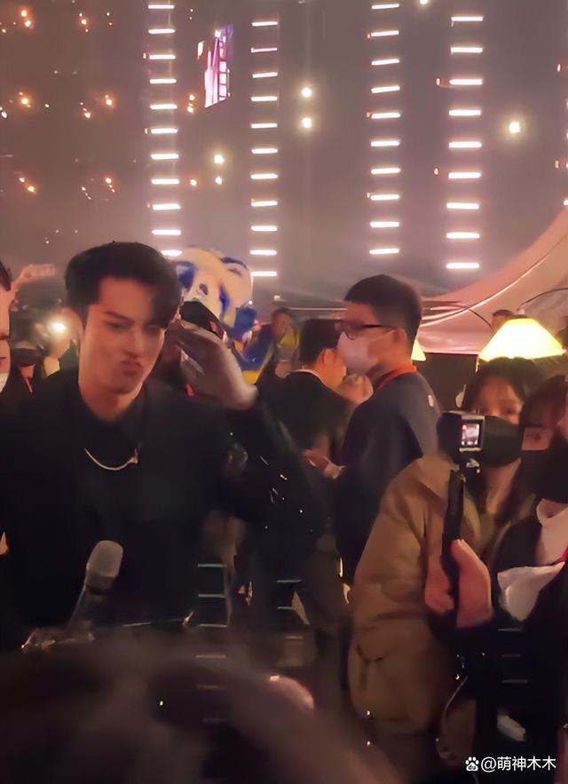 跨年晚会王鹤棣冲过去抱何炅 棣棣一定要成为何老师的骄傲啊