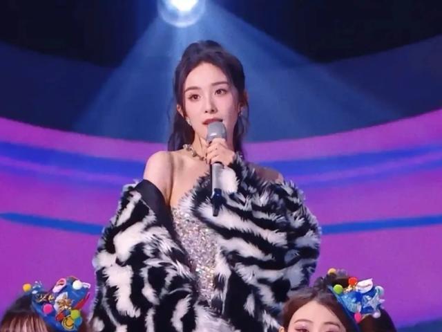 跨年晚会上那些令人惊艳的舞台：王俊凯拼了王心凌苏有朋怀旧杨幂美腻！