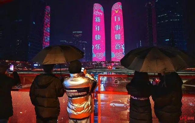 南京路上人山人海，上海跨年夜再现武警“拉链式人墙”