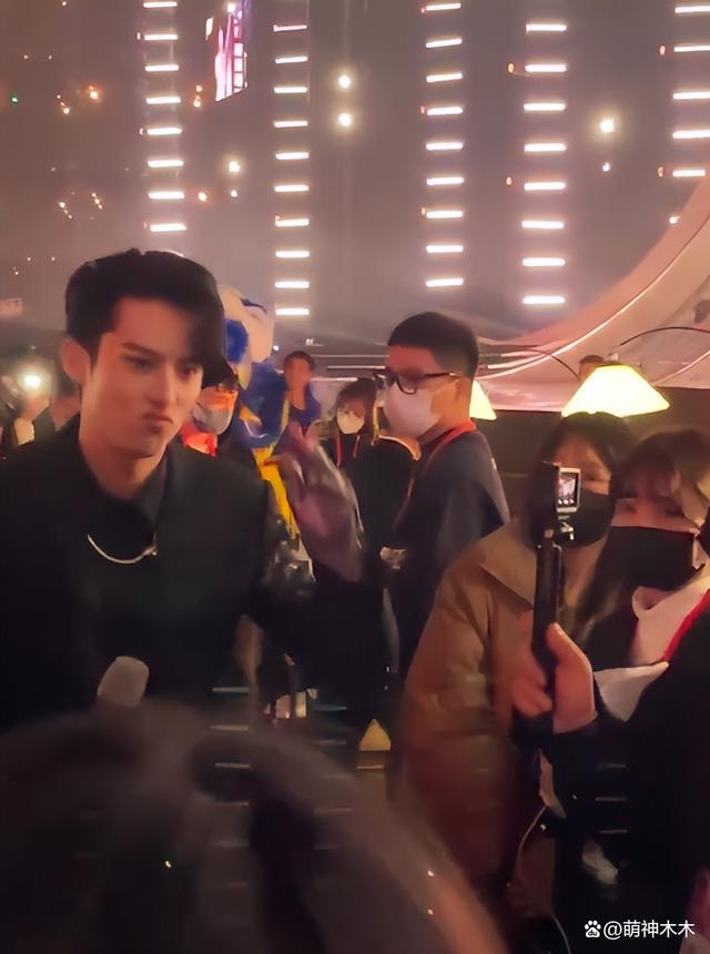 跨年晚会王鹤棣冲过去抱何炅 棣棣一定要成为何老师的骄傲啊