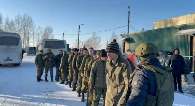 50名被乌俘虏俄士兵回国，现场哭诉像个人了，俄军开启复仇模式了吗？