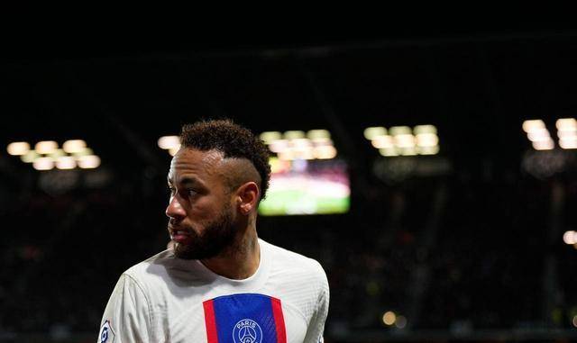 乱了! 大巴黎15天2次输球, 梅西内马尔被网暴, 姆总再陷离队风波中