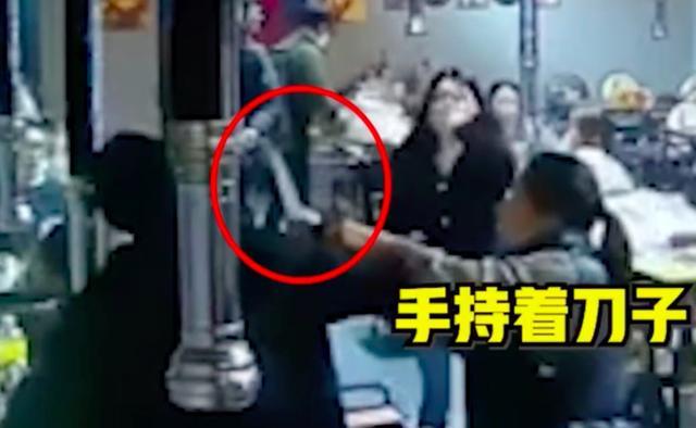 女子烧烤店内被男子持刀锁喉 店主夫妻拉架带夺刀