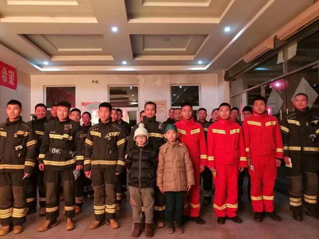 北京两名男孩连续9年春节“慰问”消防员，见证儿童到少年