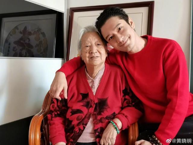 黄晓明晒与妈妈回姥姥家拜年照 黄晓明在姥姥还礼撒娇满脸幸福