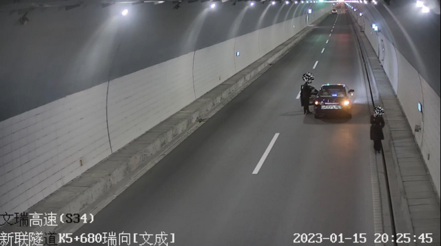 夫妻高速吵架 妻子一吻两人瞬间和好：身边车辆飞驰 被批评教育后承认错误