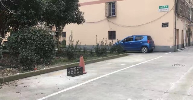 沪上居民抢车位板凳自行车齐上阵 用来抢车位的工具都很奇葩