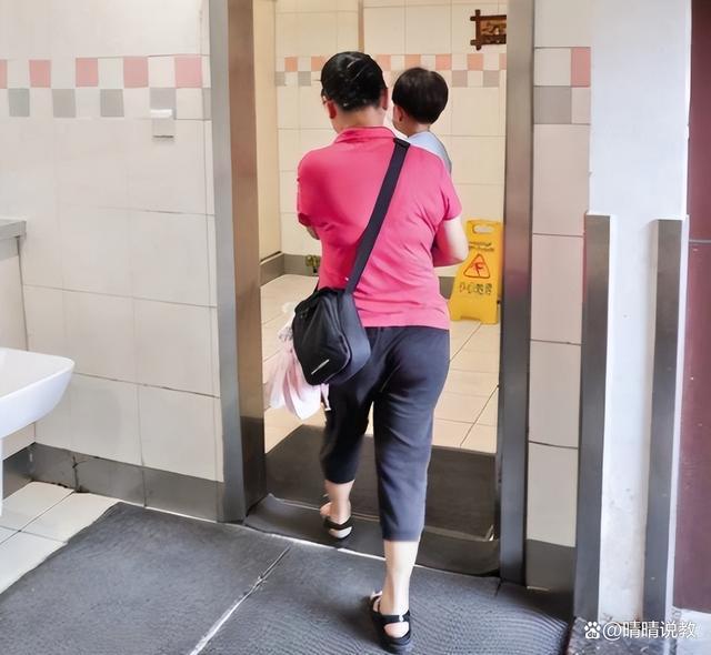 制止6岁男童进女厕女子称对方已道歉：让这件事过去吧