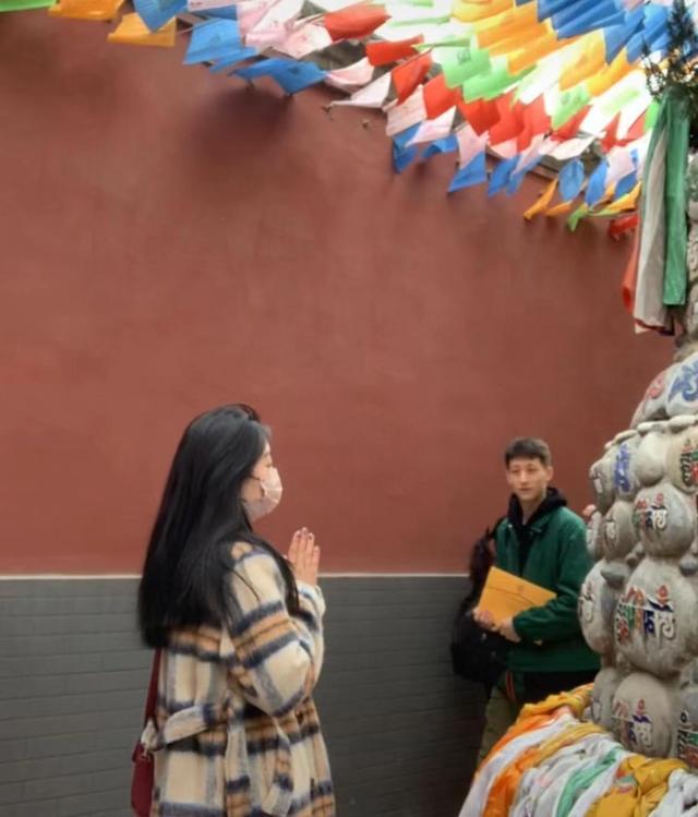 女生去寺庙祈福遇有缘人，网友化身月老高呼“在一起”