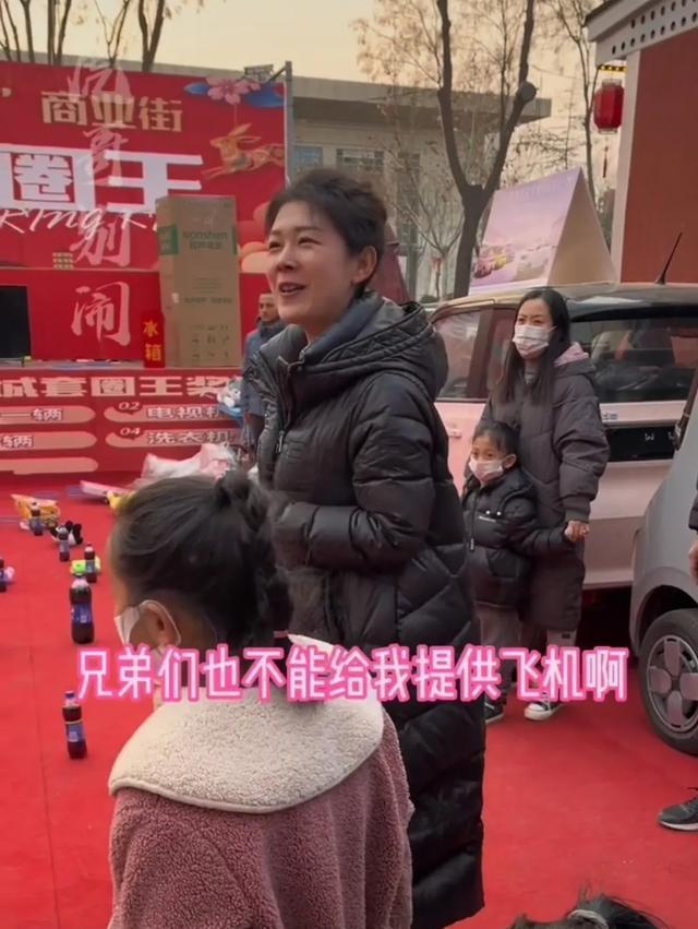 男子套圈3000元套中2辆小汽车，看老板不容易只带走了一辆